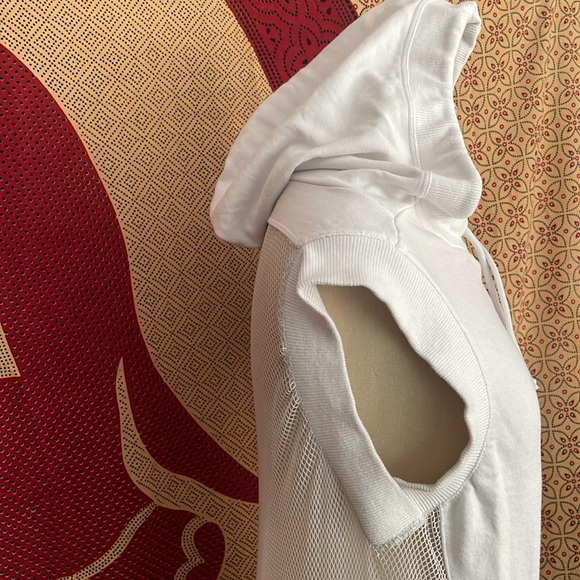 EUC Fabletics white sleeveless mesh hoodie - Picture 5 of 9